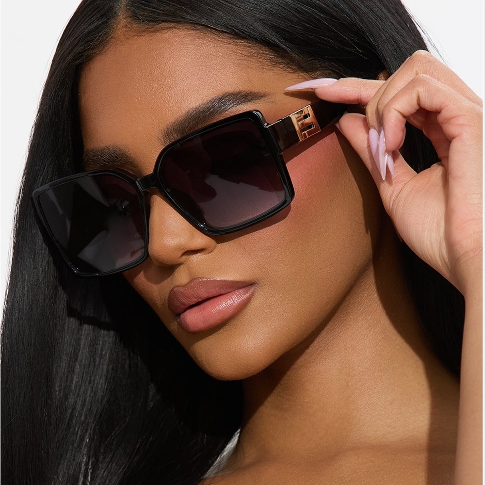 Fashion Nova Black Gilded Glance Square Sunglasses (BRAND NEW)